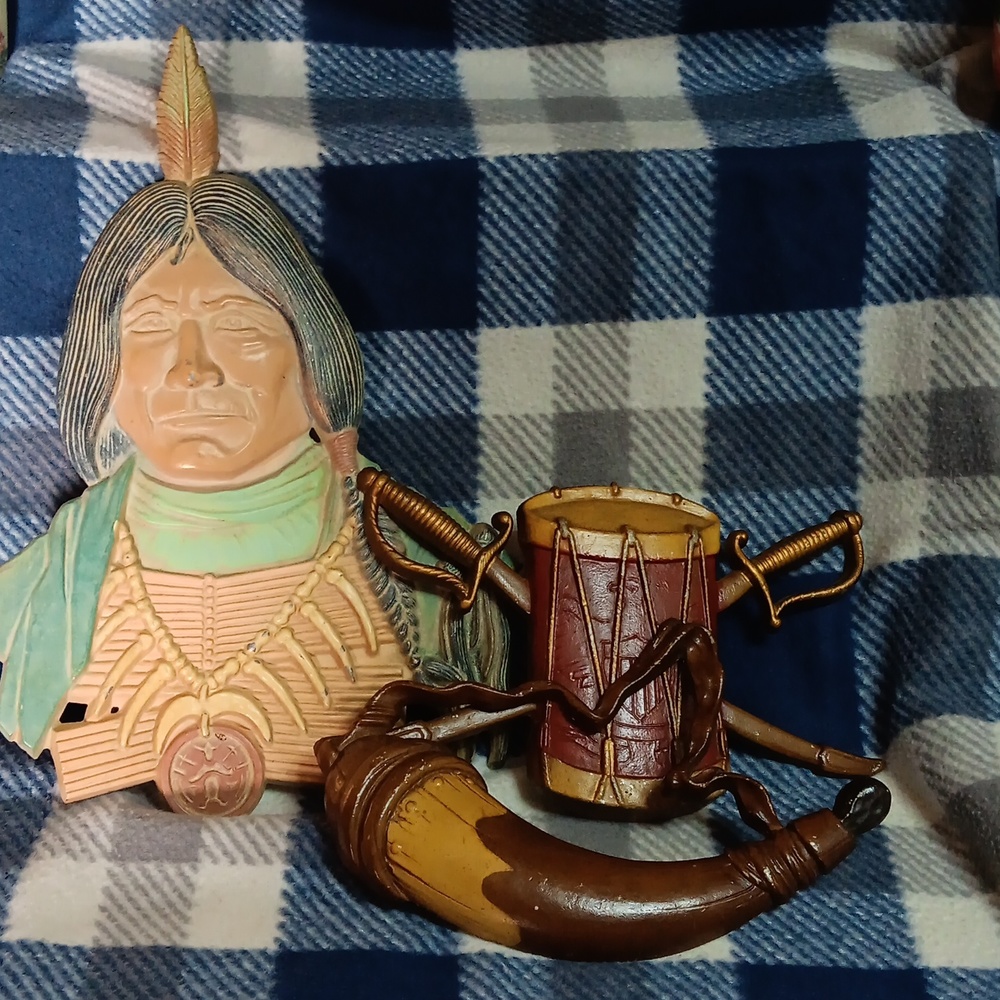 Vintage set of 3 Sexton metal wall cast, chief, drum, powder horn